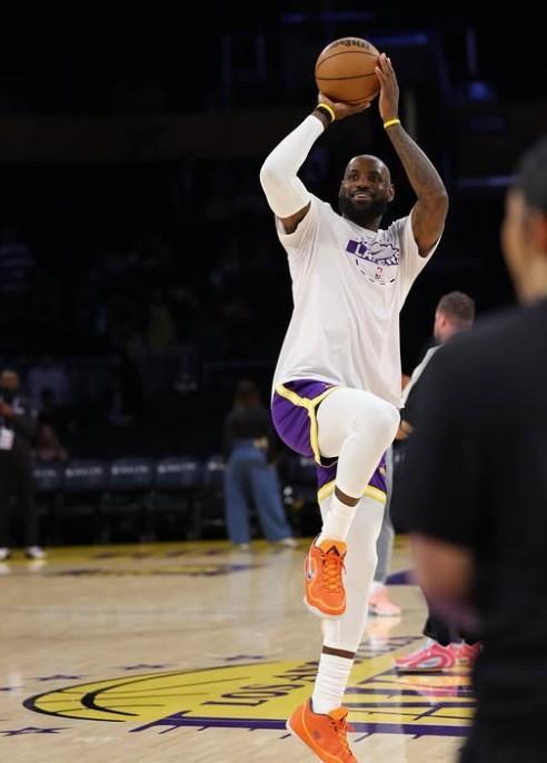 od体育官网-詹姆斯晒赛场照：我只是一个孩子在享受他的游乐场，黑子们