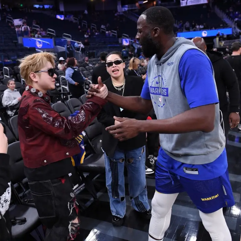 格林与王以太握手致意,并在后者的专属球衣上留下签名