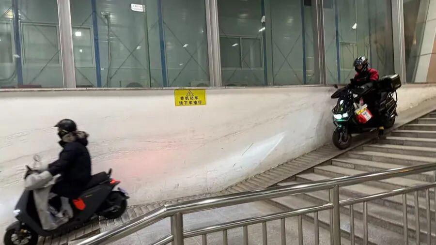 od体育下载-“简直是拿命在开玩笑!”上海一地道,一个个直接冲下坡道呼啸而过,太危险了